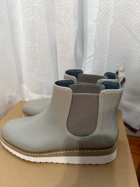 Cougar Chelsea Rain Boots in Light Gray and Dark Gray